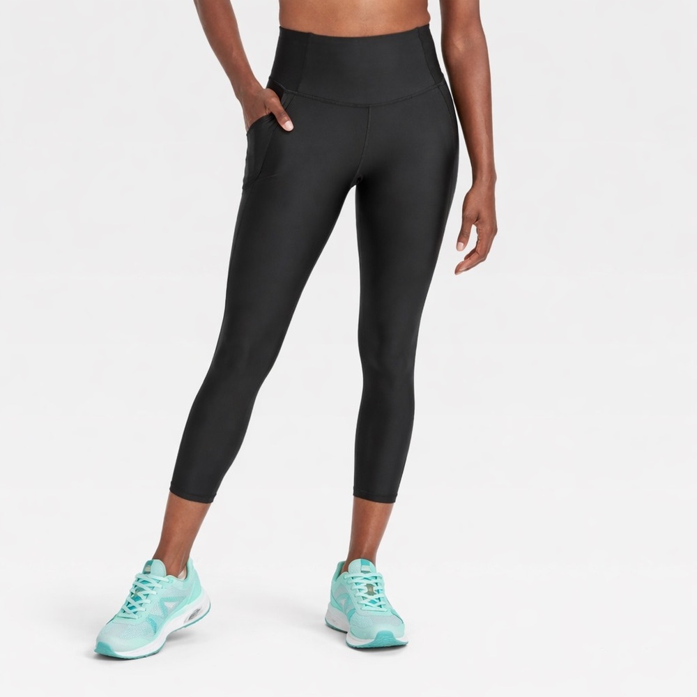 All In Motion Women's Effortless Support HighRise Pocketed Capri Leggings Size L